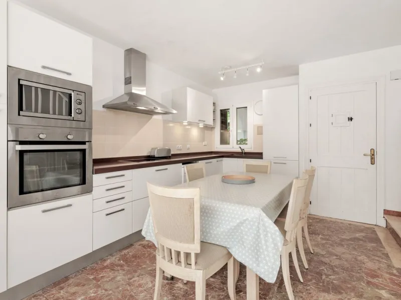 This well-presented two-bedroom townhouse sits in Villacana, a well-known beachfront community with a traditional Andalusian pueblo layout, calm pedestrian pathways, and plenty of greenery.