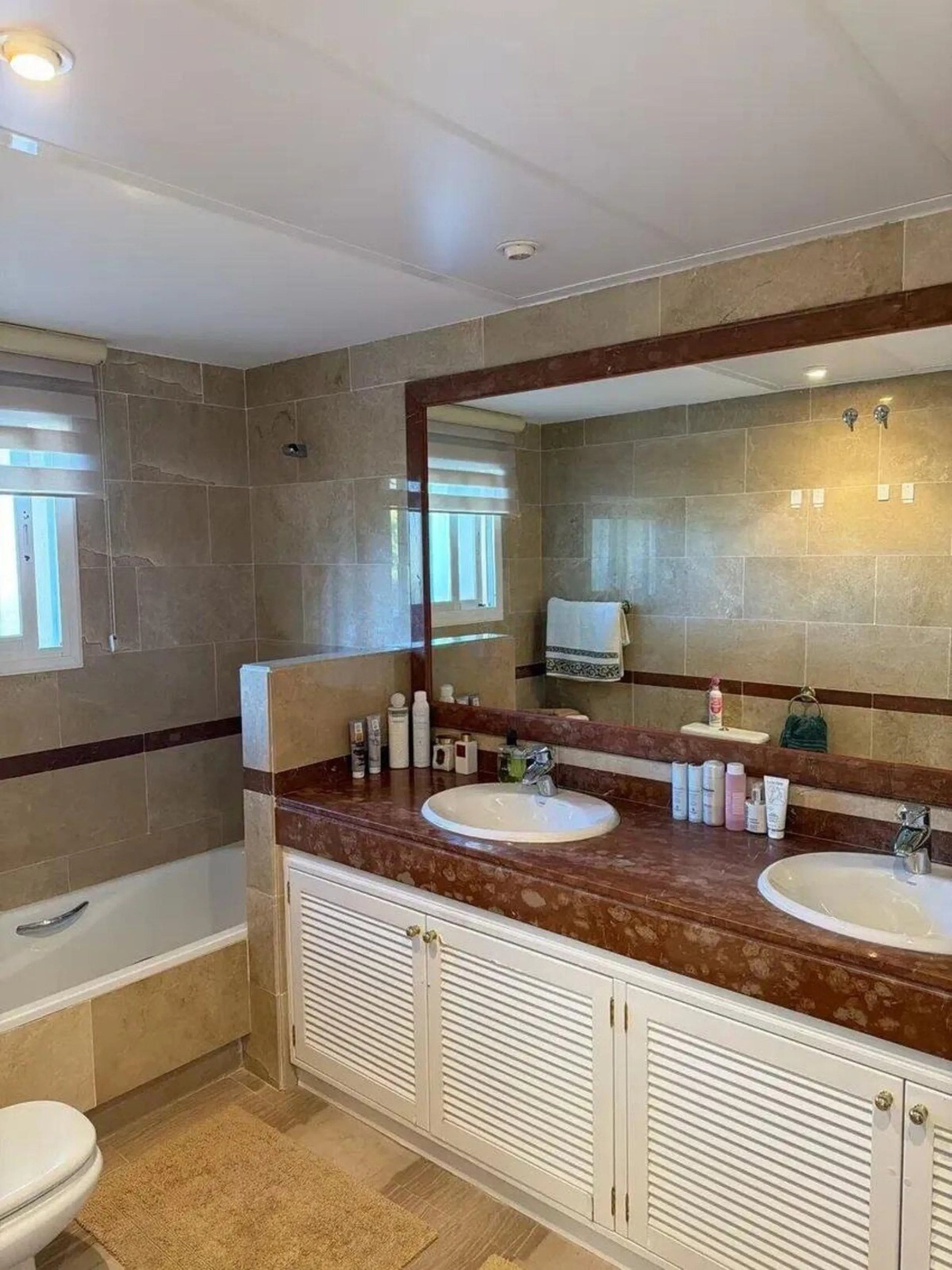Elviria - Spacious 2-bedroom, 3-bathroom apartment with a floor area of 118.5 m², a large 61 m² terrace, and a separate laundry area. The property was completely renovated last year and is being sold fully furnished, including appliances.