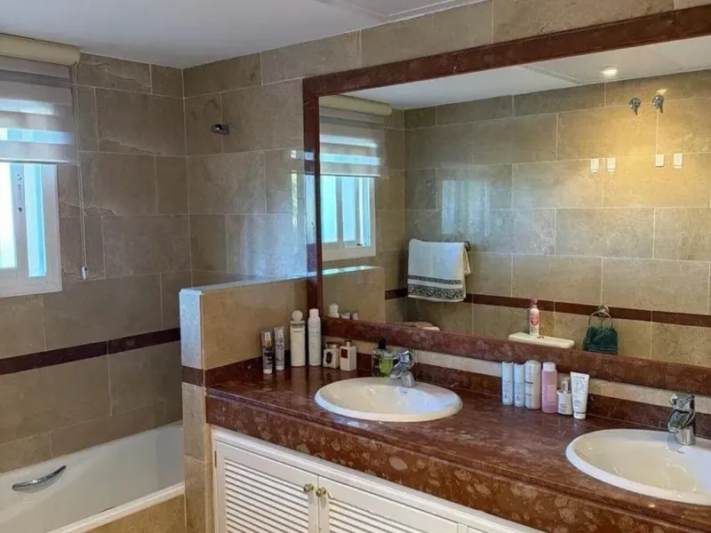 Elviria - Spacious 2-bedroom, 3-bathroom apartment with a floor area of 118.5 m², a large 61 m² terrace, and a separate laundry area. The property was completely renovated last year and is being sold fully furnished, including appliances.