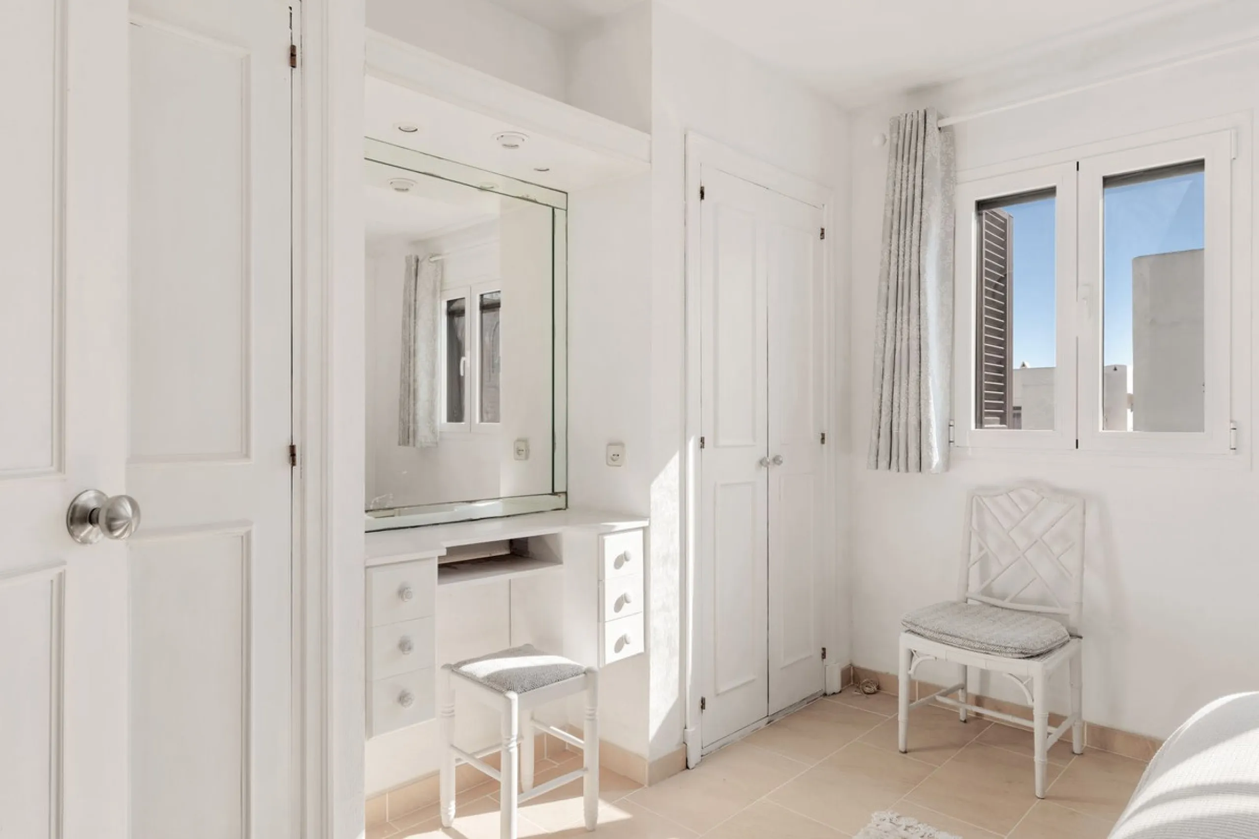 This well-presented two-bedroom townhouse sits in Villacana, a well-known beachfront community with a traditional Andalusian pueblo layout, calm pedestrian pathways, and plenty of greenery.