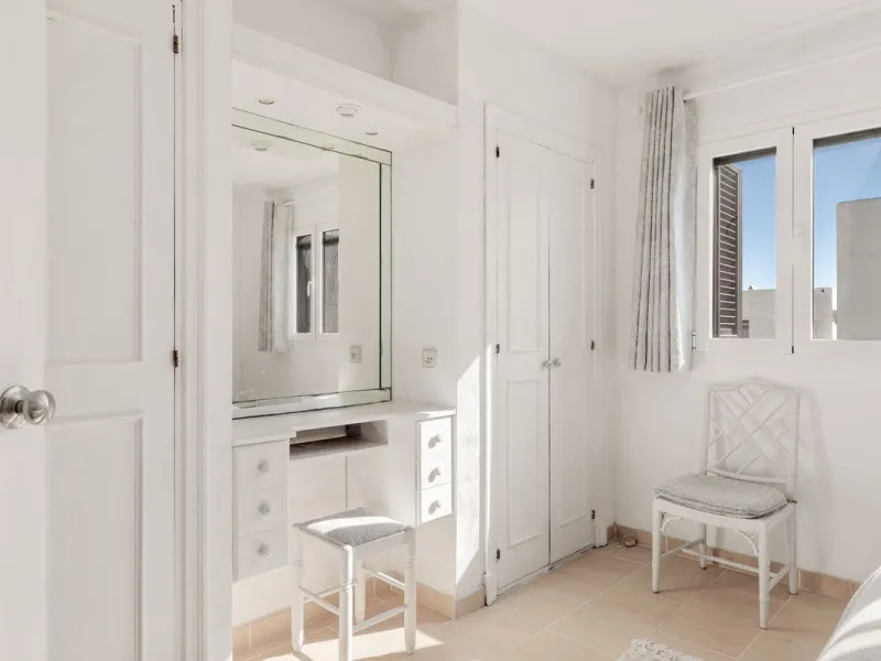 This well-presented two-bedroom townhouse sits in Villacana, a well-known beachfront community with a traditional Andalusian pueblo layout, calm pedestrian pathways, and plenty of greenery.