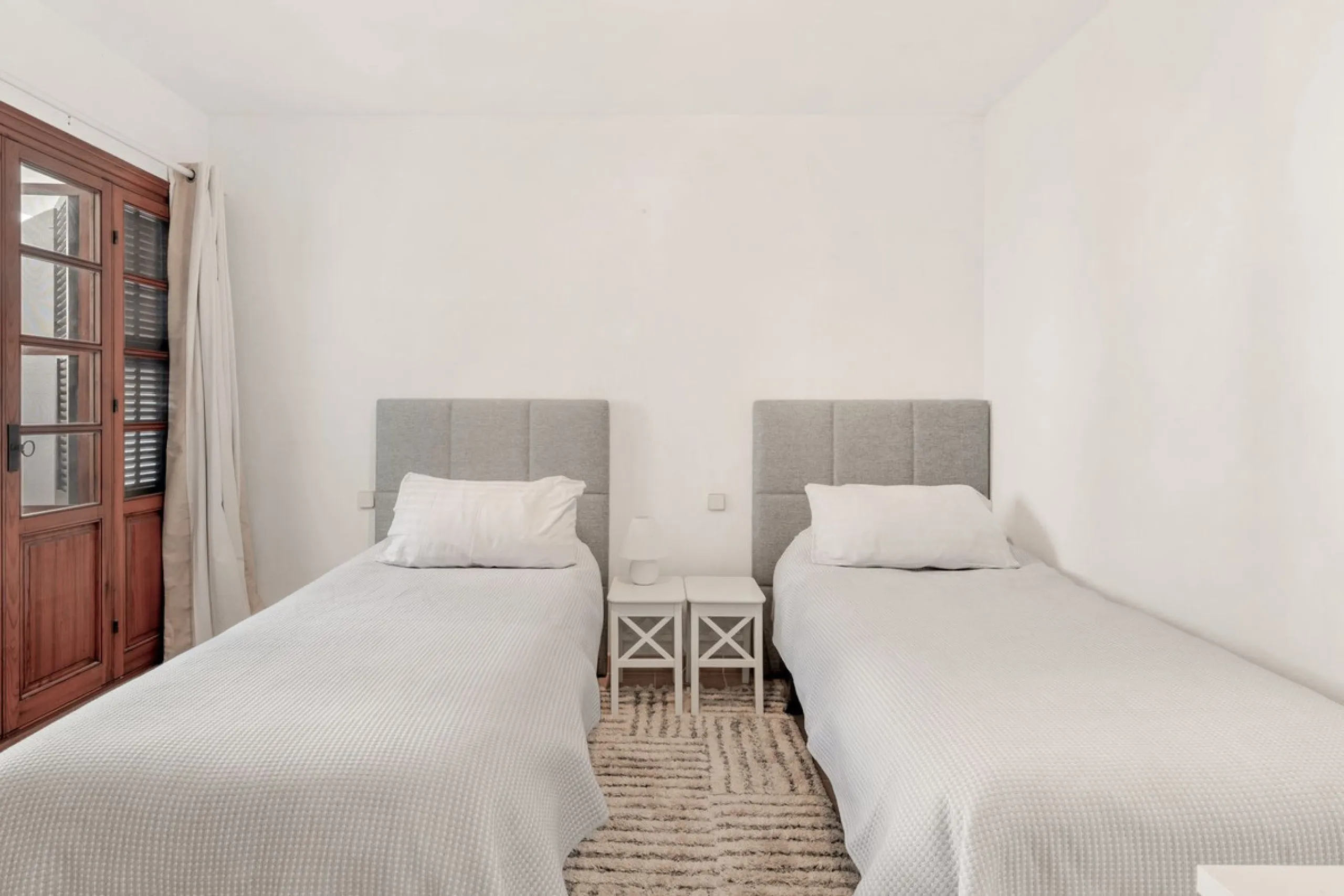 This well-presented two-bedroom townhouse sits in Villacana, a well-known beachfront community with a traditional Andalusian pueblo layout, calm pedestrian pathways, and plenty of greenery.