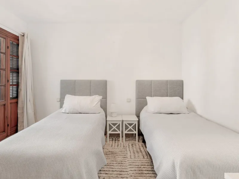 This well-presented two-bedroom townhouse sits in Villacana, a well-known beachfront community with a traditional Andalusian pueblo layout, calm pedestrian pathways, and plenty of greenery.