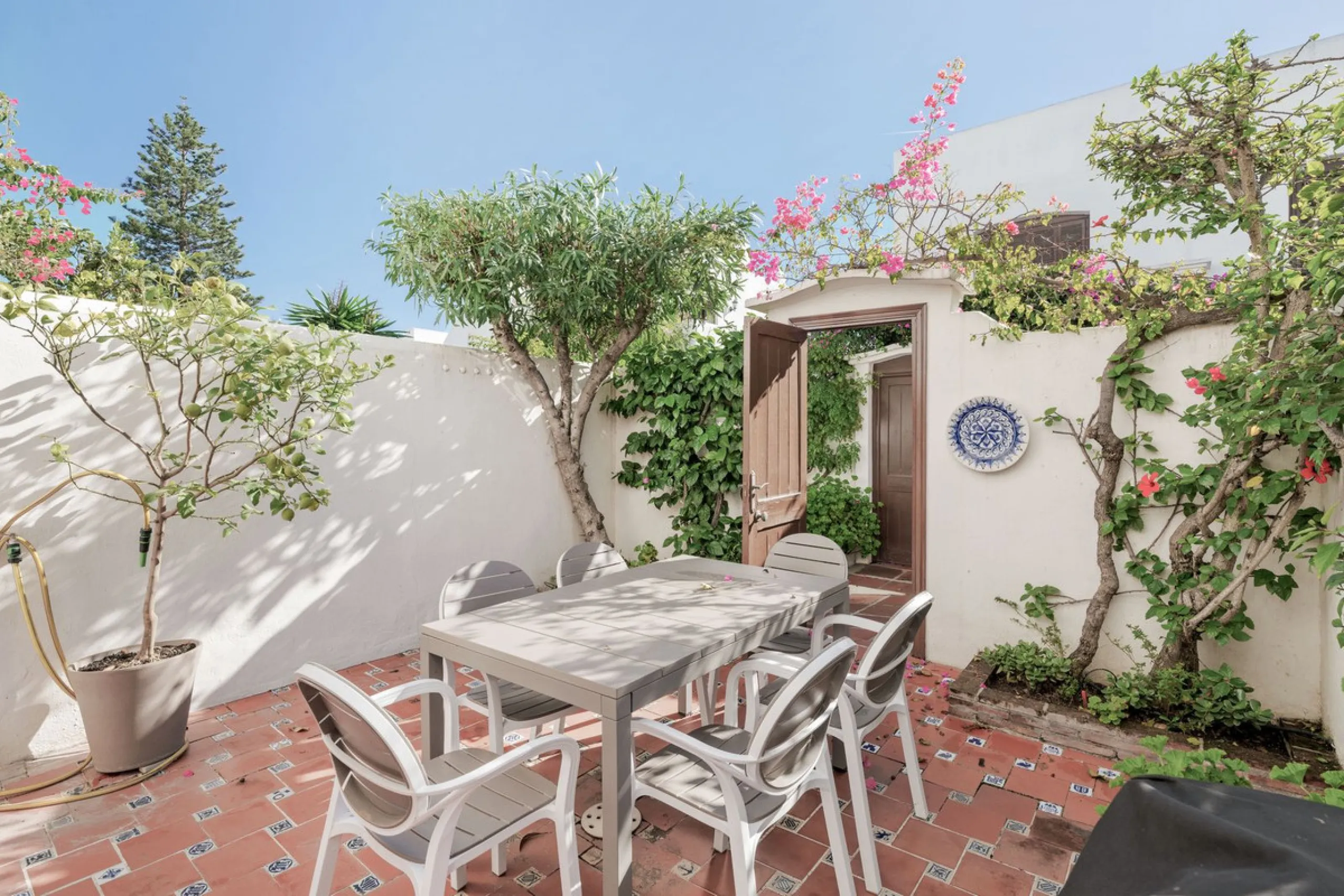 This well-presented two-bedroom townhouse sits in Villacana, a well-known beachfront community with a traditional Andalusian pueblo layout, calm pedestrian pathways, and plenty of greenery.