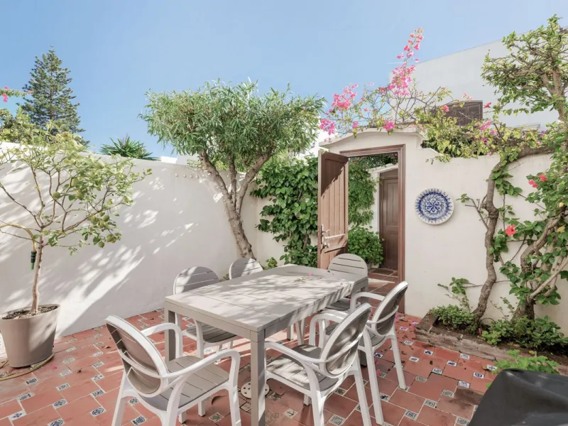 This well-presented two-bedroom townhouse sits in Villacana, a well-known beachfront community with a traditional Andalusian pueblo layout, calm pedestrian pathways, and plenty of greenery.