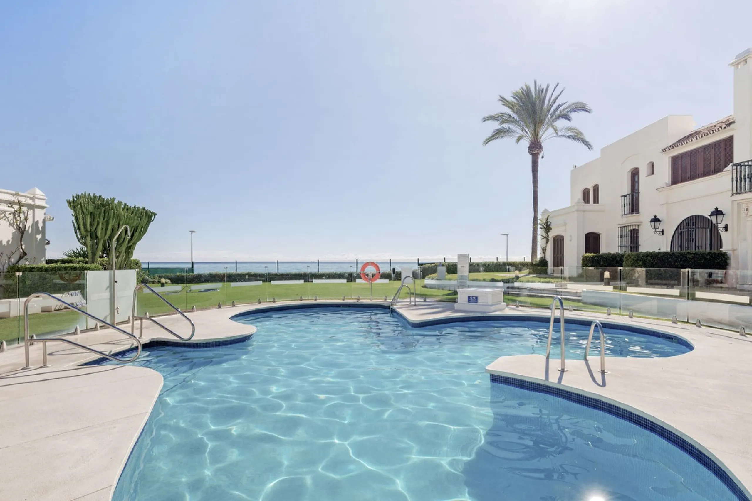 This well-presented two-bedroom townhouse sits in Villacana, a well-known beachfront community with a traditional Andalusian pueblo layout, calm pedestrian pathways, and plenty of greenery.