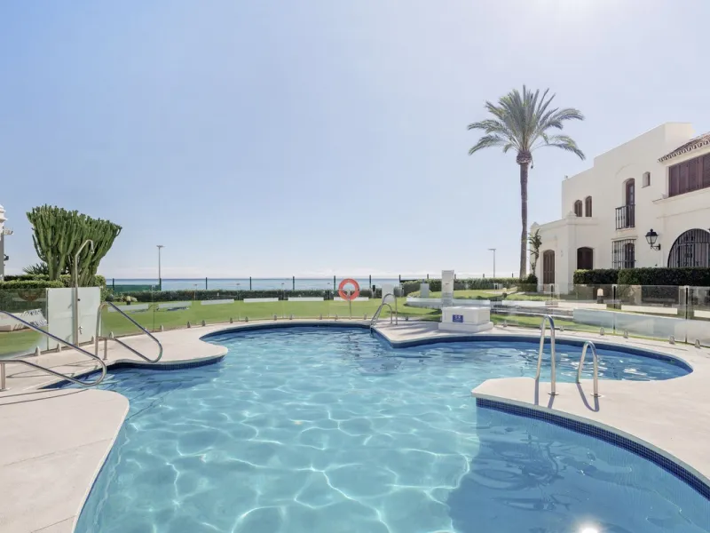This well-presented two-bedroom townhouse sits in Villacana, a well-known beachfront community with a traditional Andalusian pueblo layout, calm pedestrian pathways, and plenty of greenery.