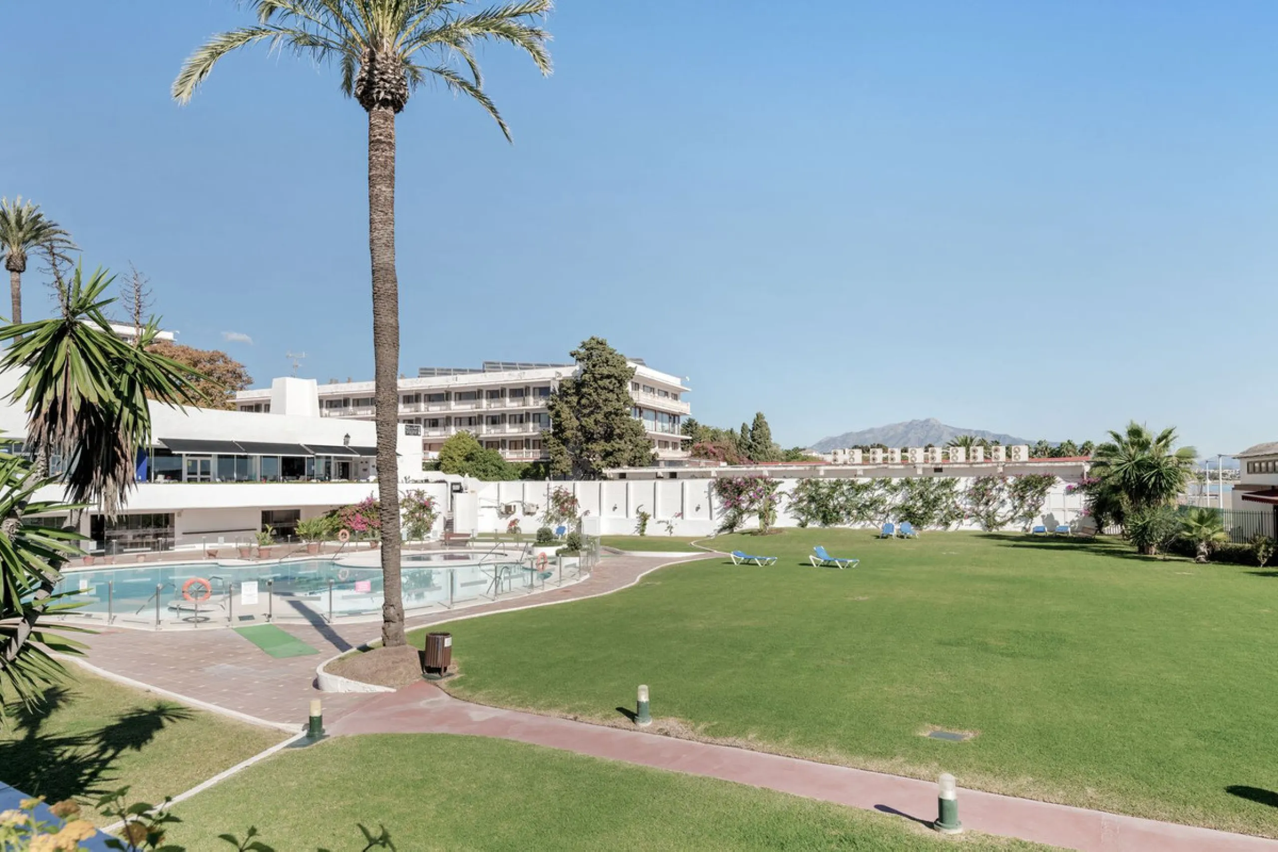 This well-presented two-bedroom townhouse sits in Villacana, a well-known beachfront community with a traditional Andalusian pueblo layout, calm pedestrian pathways, and plenty of greenery.