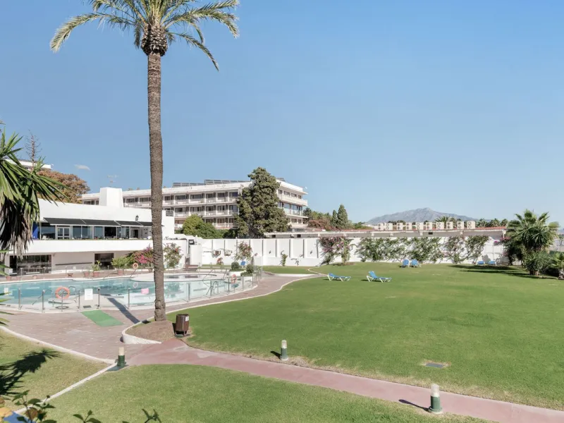 This well-presented two-bedroom townhouse sits in Villacana, a well-known beachfront community with a traditional Andalusian pueblo layout, calm pedestrian pathways, and plenty of greenery.