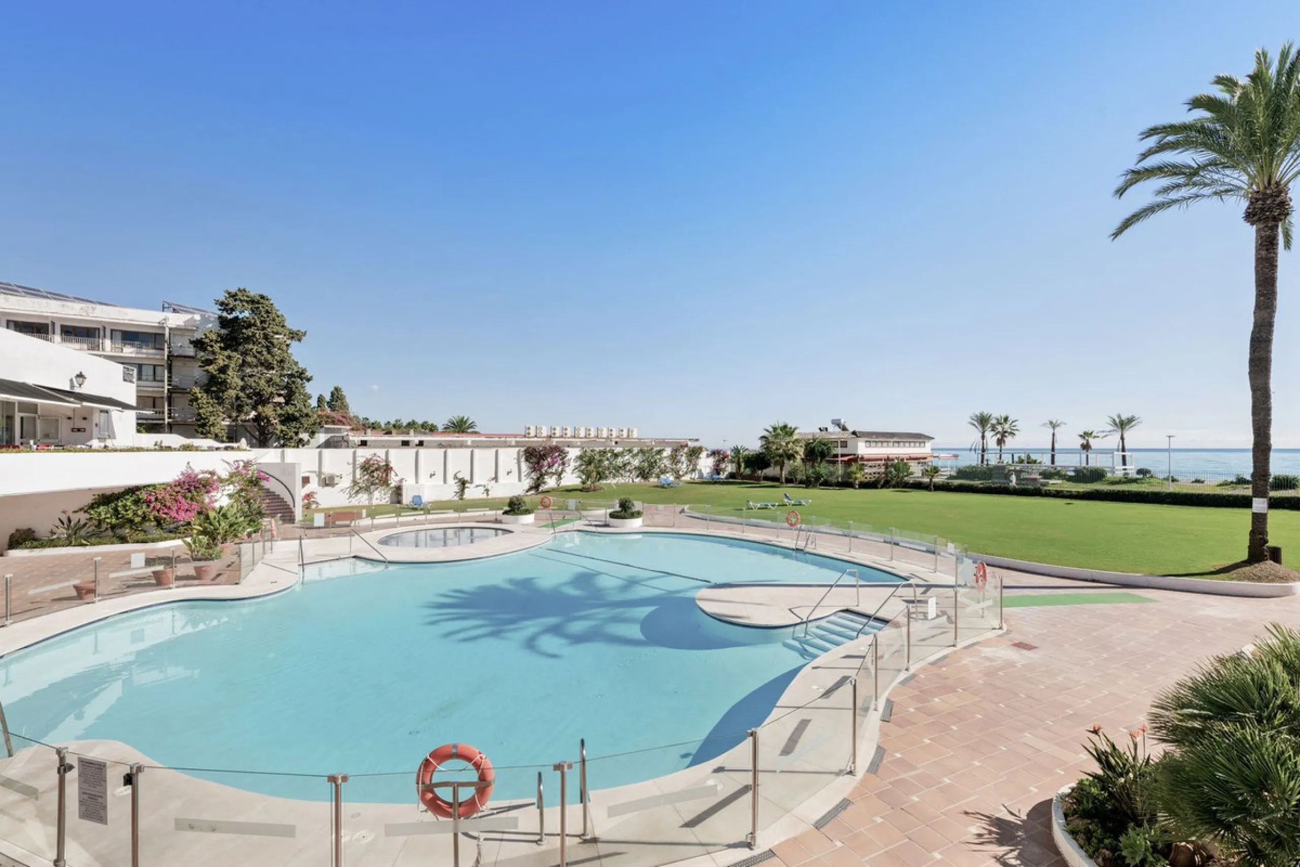 This well-presented two-bedroom townhouse sits in Villacana, a well-known beachfront community with a traditional Andalusian pueblo layout, calm pedestrian pathways, and plenty of greenery.