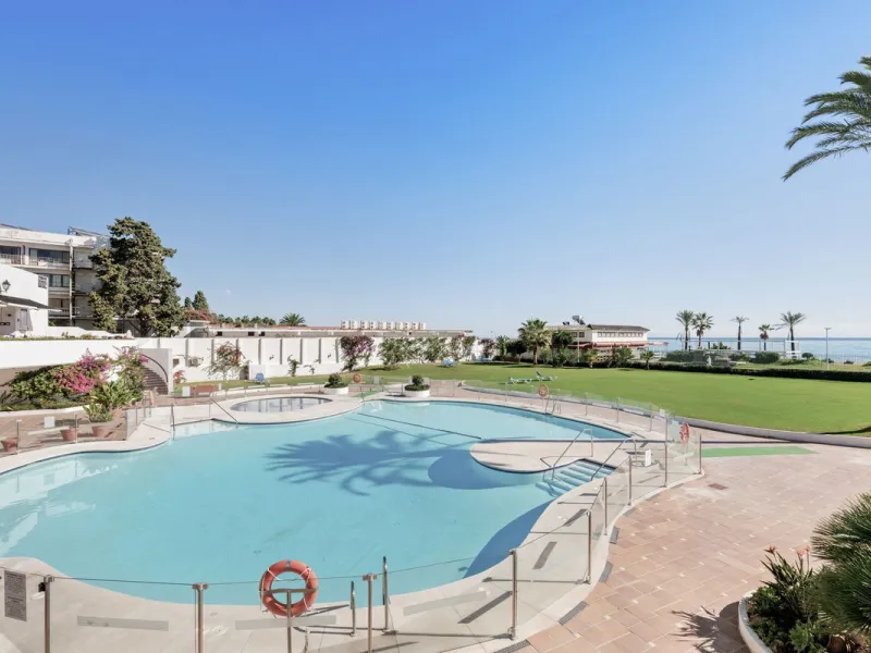 This well-presented two-bedroom townhouse sits in Villacana, a well-known beachfront community with a traditional Andalusian pueblo layout, calm pedestrian pathways, and plenty of greenery.