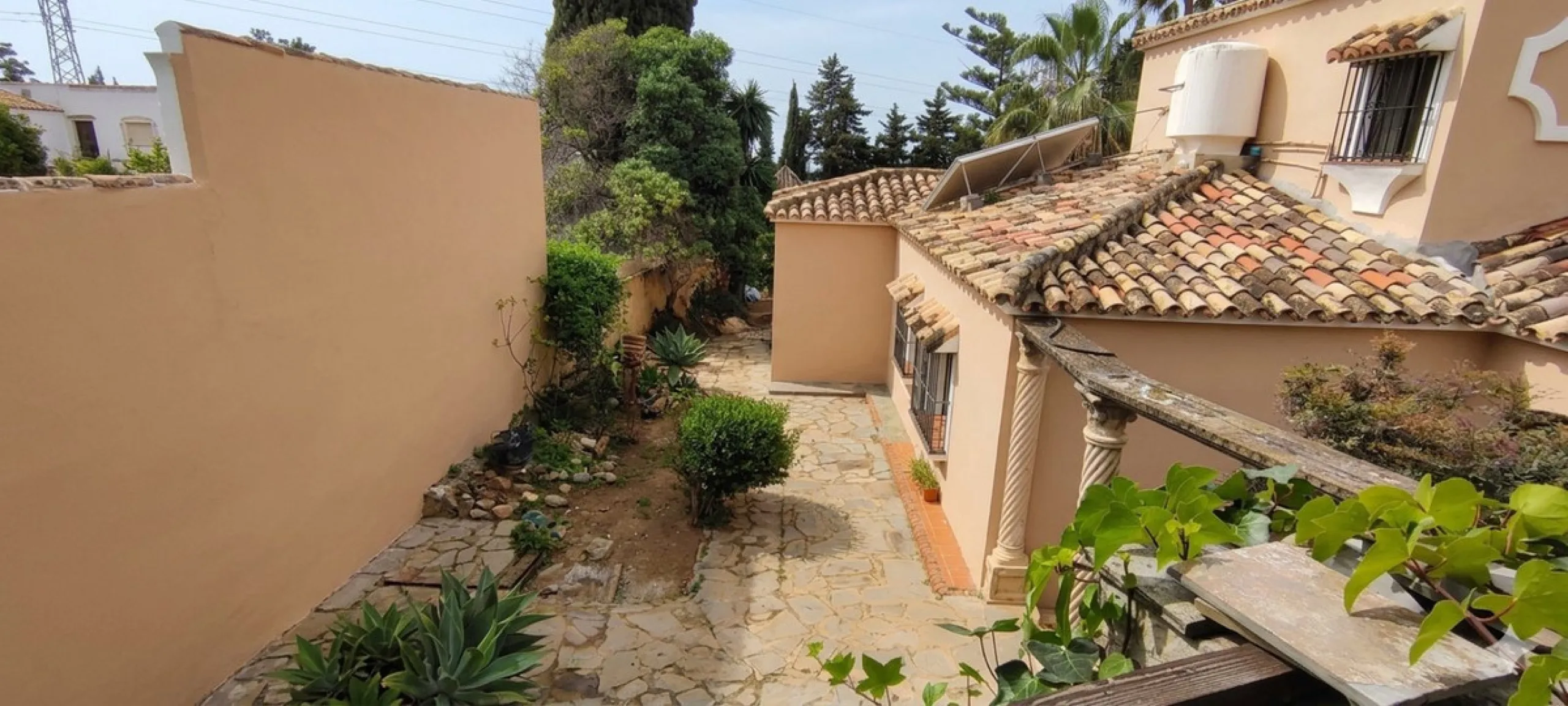 Located in the quiet residential area of Río Real, this villa offers an excellent opportunity for those seeking a home with potential in a pleasant and well-connected setting. The property features 3 bedrooms and 2 bathrooms, as well as a terrace and a co