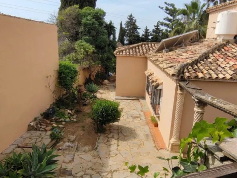 Located in the quiet residential area of Río Real, this villa offers an excellent opportunity for those seeking a home with potential in a pleasant and well-connected setting. The property features 3 bedrooms and 2 bathrooms, as well as a terrace and a co