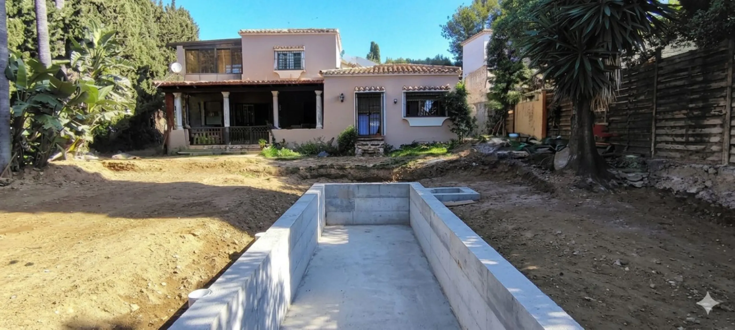 Located in the quiet residential area of Río Real, this villa offers an excellent opportunity for those seeking a home with potential in a pleasant and well-connected setting. The property features 3 bedrooms and 2 bathrooms, as well as a terrace and a co