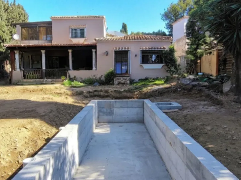 Located in the quiet residential area of Río Real, this villa offers an excellent opportunity for those seeking a home with potential in a pleasant and well-connected setting. The property features 3 bedrooms and 2 bathrooms, as well as a terrace and a co