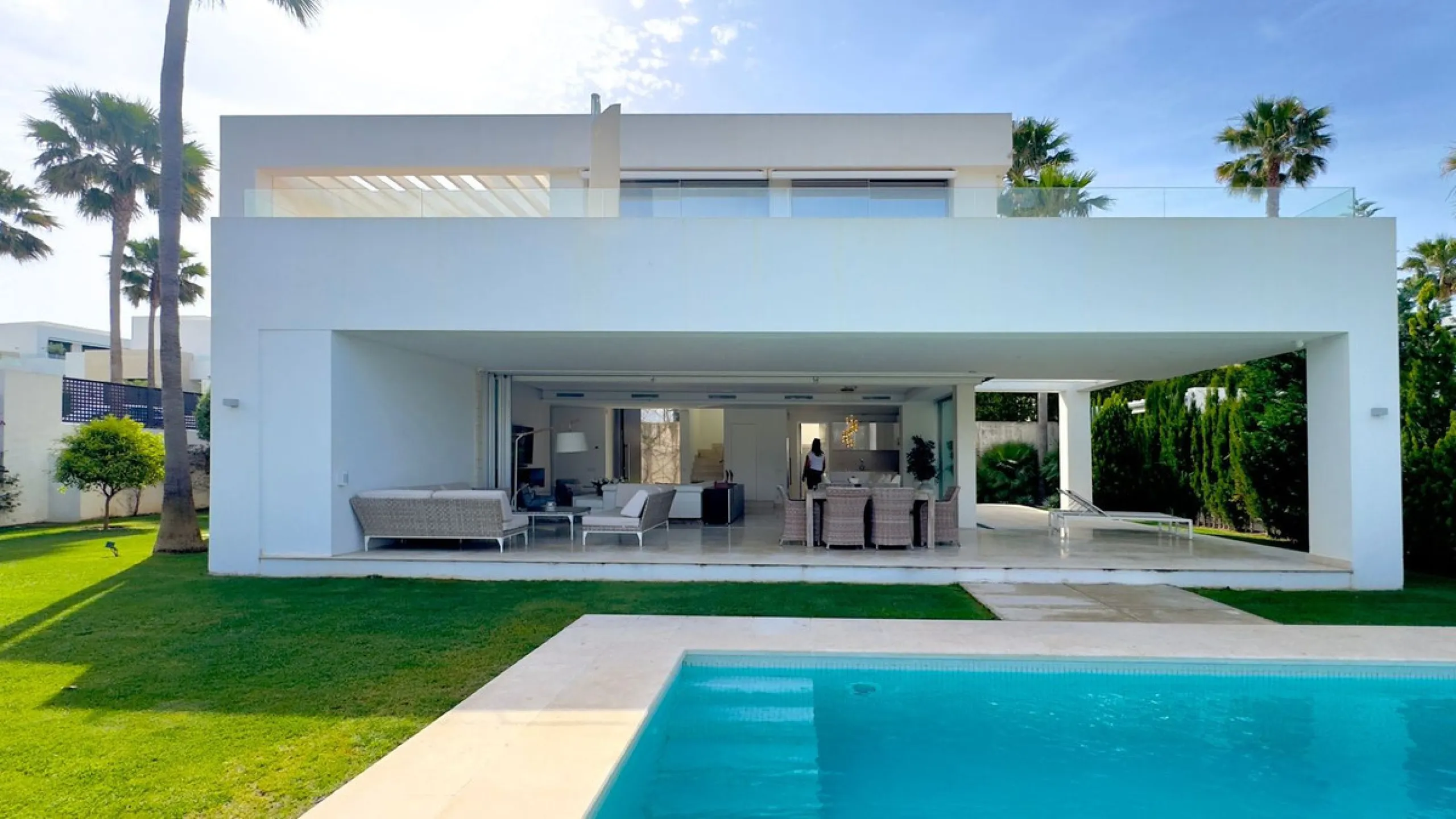 This elegant modern villa is located in the prestigious residential community of Río Real, La Finca de Marbella — just a 15-minute walk from the beach and the renowned Trocadero Arena restaurant, 5 minutes by car from Marbella's center, and 15 minutes fro