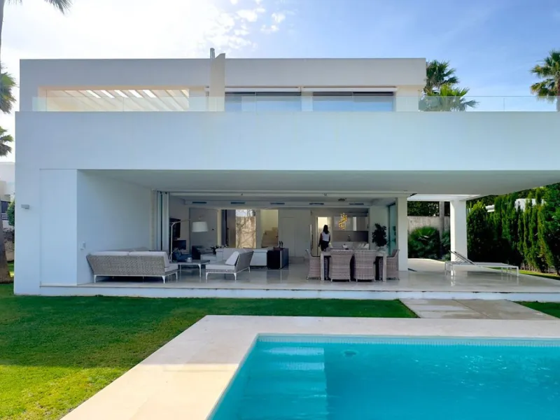 This elegant modern villa is located in the prestigious residential community of Río Real, La Finca de Marbella — just a 15-minute walk from the beach and the renowned Trocadero Arena restaurant, 5 minutes by car from Marbella's center, and 15 minutes fro