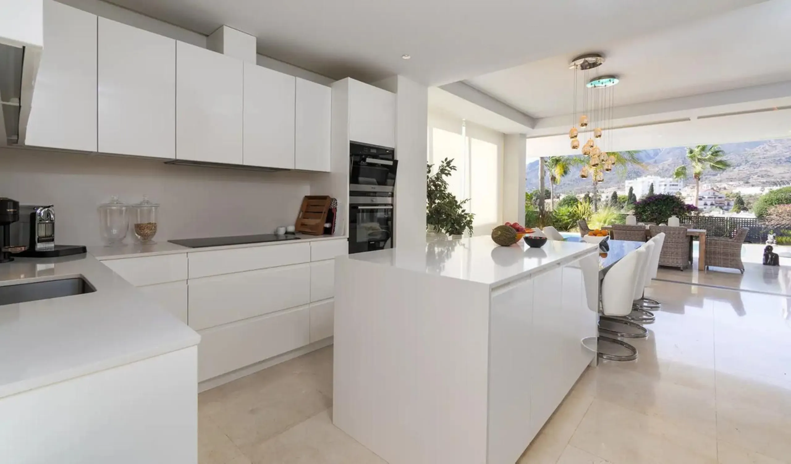 This elegant modern villa is located in the prestigious residential community of Río Real, La Finca de Marbella — just a 15-minute walk from the beach and the renowned Trocadero Arena restaurant, 5 minutes by car from Marbella's center, and 15 minutes fro