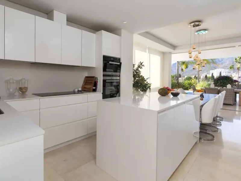 This elegant modern villa is located in the prestigious residential community of Río Real, La Finca de Marbella — just a 15-minute walk from the beach and the renowned Trocadero Arena restaurant, 5 minutes by car from Marbella's center, and 15 minutes fro