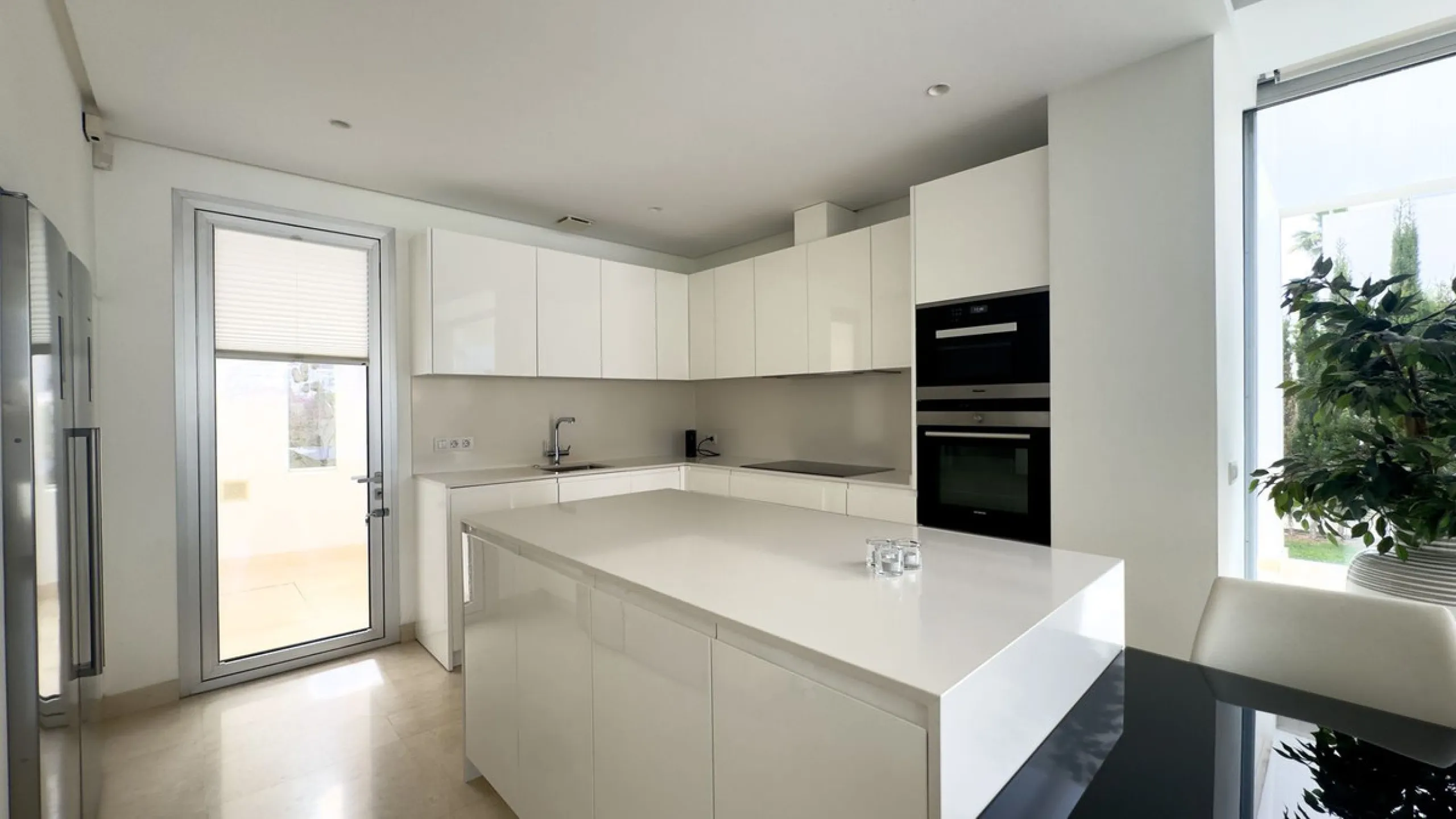 This elegant modern villa is located in the prestigious residential community of Río Real, La Finca de Marbella — just a 15-minute walk from the beach and the renowned Trocadero Arena restaurant, 5 minutes by car from Marbella's center, and 15 minutes fro