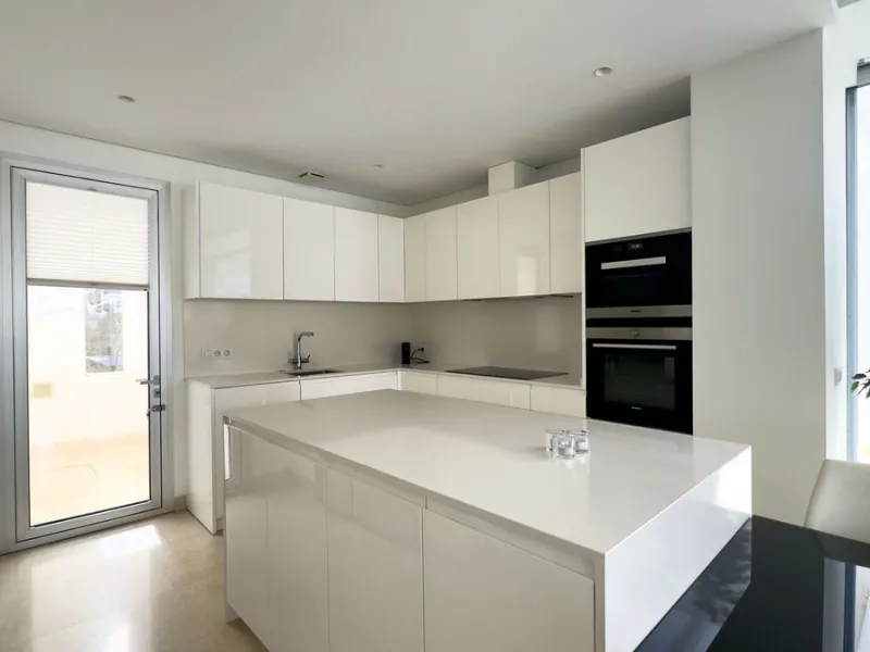 This elegant modern villa is located in the prestigious residential community of Río Real, La Finca de Marbella — just a 15-minute walk from the beach and the renowned Trocadero Arena restaurant, 5 minutes by car from Marbella's center, and 15 minutes fro