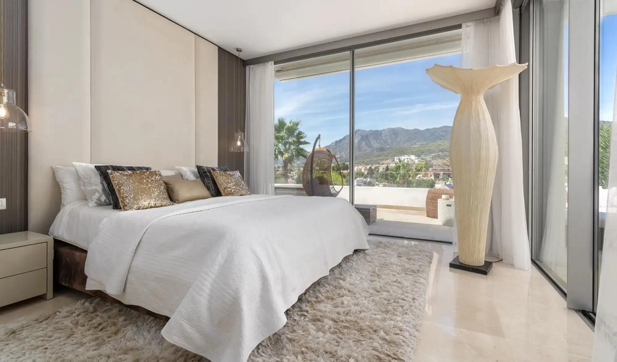 This elegant modern villa is located in the prestigious residential community of Río Real, La Finca de Marbella — just a 15-minute walk from the beach and the renowned Trocadero Arena restaurant, 5 minutes by car from Marbella's center, and 15 minutes fro