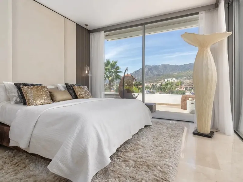 This elegant modern villa is located in the prestigious residential community of Río Real, La Finca de Marbella — just a 15-minute walk from the beach and the renowned Trocadero Arena restaurant, 5 minutes by car from Marbella's center, and 15 minutes fro