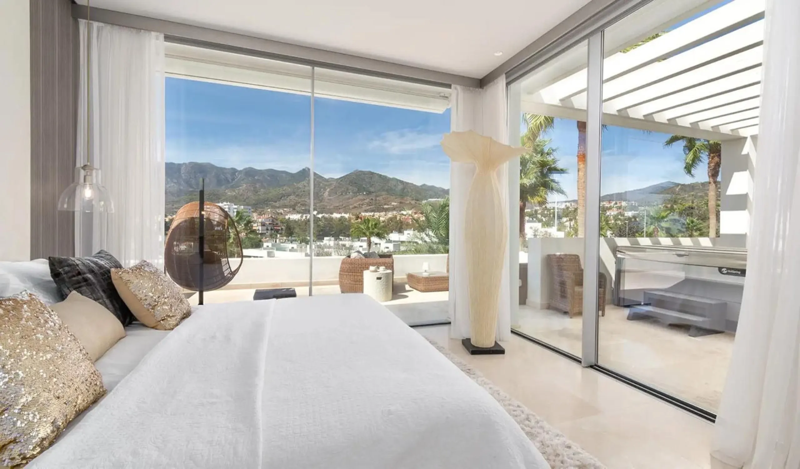This elegant modern villa is located in the prestigious residential community of Río Real, La Finca de Marbella — just a 15-minute walk from the beach and the renowned Trocadero Arena restaurant, 5 minutes by car from Marbella's center, and 15 minutes fro