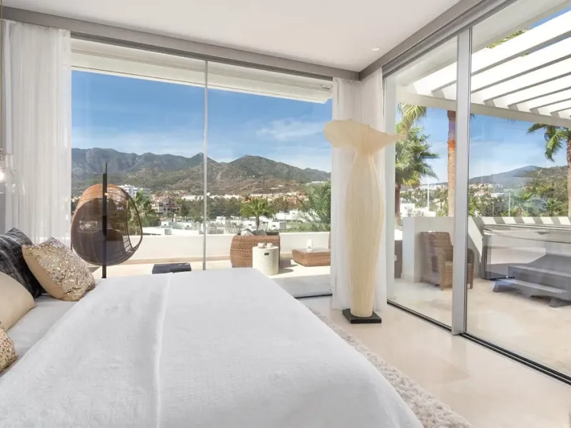 This elegant modern villa is located in the prestigious residential community of Río Real, La Finca de Marbella — just a 15-minute walk from the beach and the renowned Trocadero Arena restaurant, 5 minutes by car from Marbella's center, and 15 minutes fro