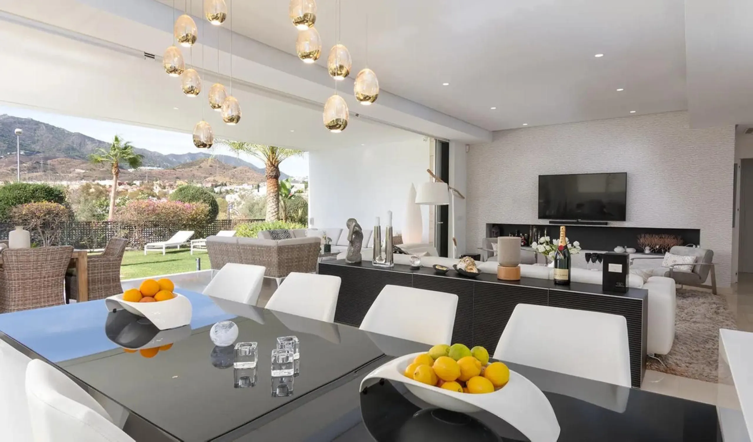 This elegant modern villa is located in the prestigious residential community of Río Real, La Finca de Marbella — just a 15-minute walk from the beach and the renowned Trocadero Arena restaurant, 5 minutes by car from Marbella's center, and 15 minutes fro