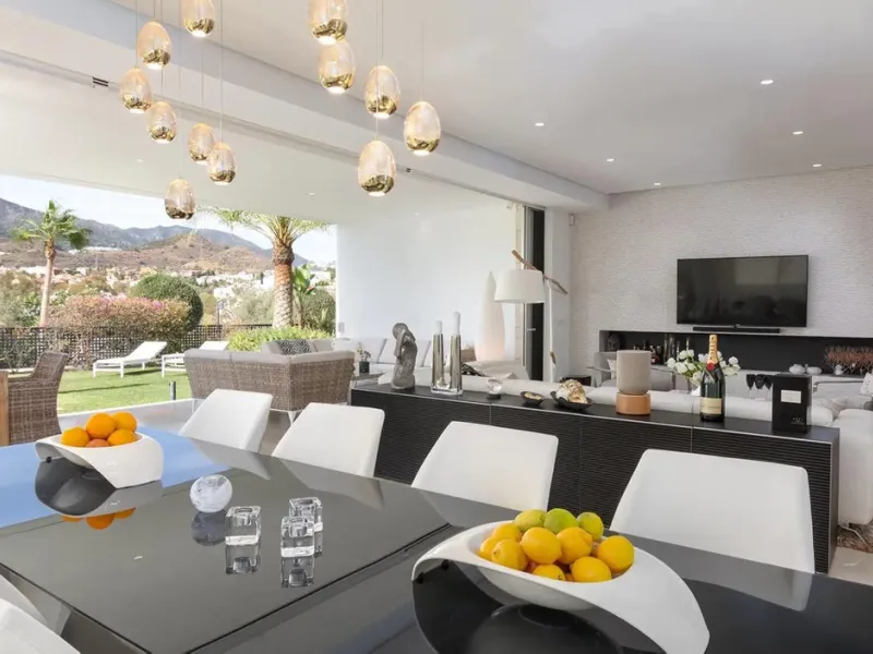 This elegant modern villa is located in the prestigious residential community of Río Real, La Finca de Marbella — just a 15-minute walk from the beach and the renowned Trocadero Arena restaurant, 5 minutes by car from Marbella's center, and 15 minutes fro