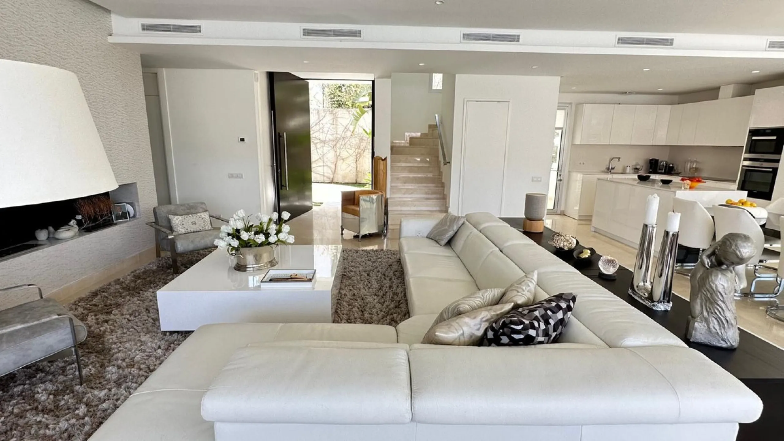 This elegant modern villa is located in the prestigious residential community of Río Real, La Finca de Marbella — just a 15-minute walk from the beach and the renowned Trocadero Arena restaurant, 5 minutes by car from Marbella's center, and 15 minutes fro
