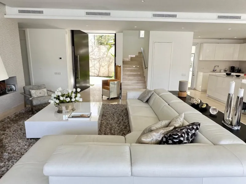 This elegant modern villa is located in the prestigious residential community of Río Real, La Finca de Marbella — just a 15-minute walk from the beach and the renowned Trocadero Arena restaurant, 5 minutes by car from Marbella's center, and 15 minutes fro