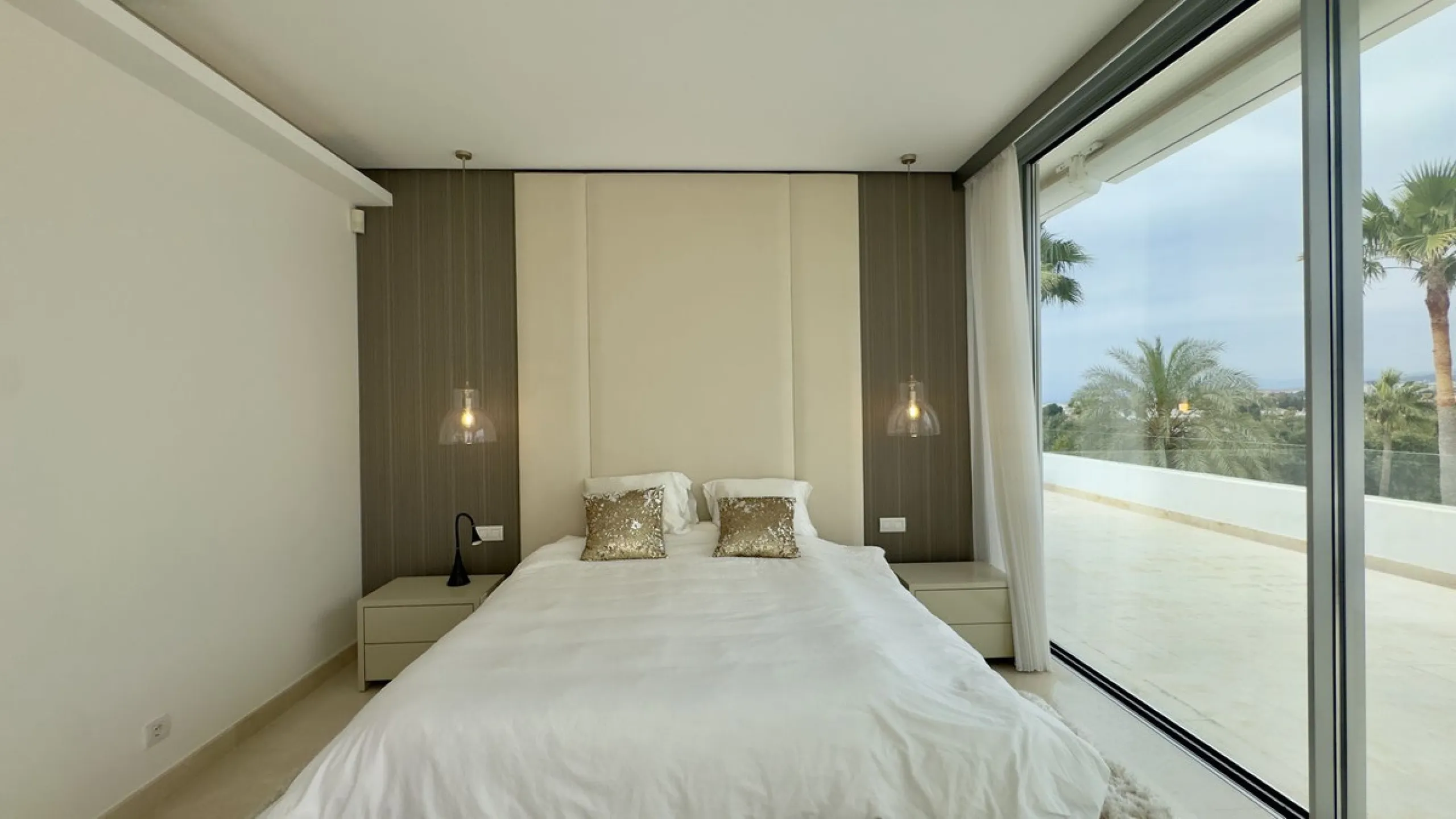 This elegant modern villa is located in the prestigious residential community of Río Real, La Finca de Marbella — just a 15-minute walk from the beach and the renowned Trocadero Arena restaurant, 5 minutes by car from Marbella's center, and 15 minutes fro