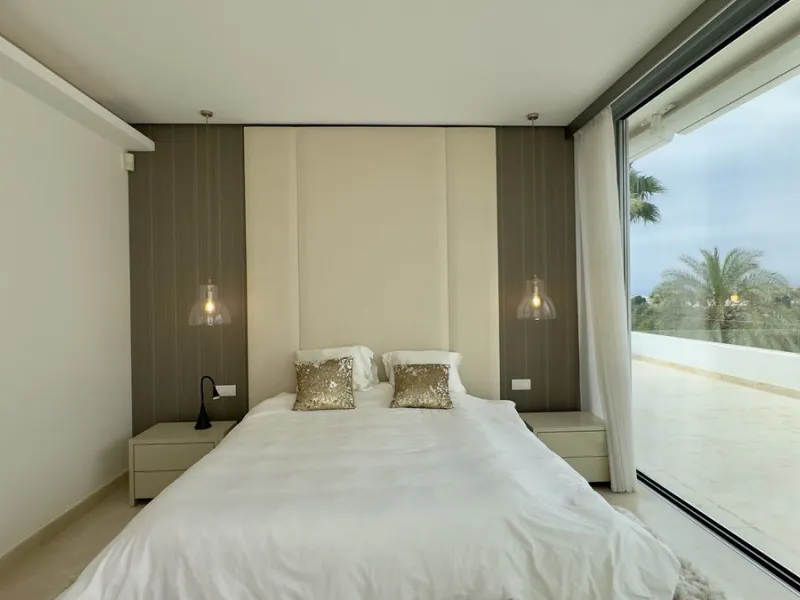 This elegant modern villa is located in the prestigious residential community of Río Real, La Finca de Marbella — just a 15-minute walk from the beach and the renowned Trocadero Arena restaurant, 5 minutes by car from Marbella's center, and 15 minutes fro