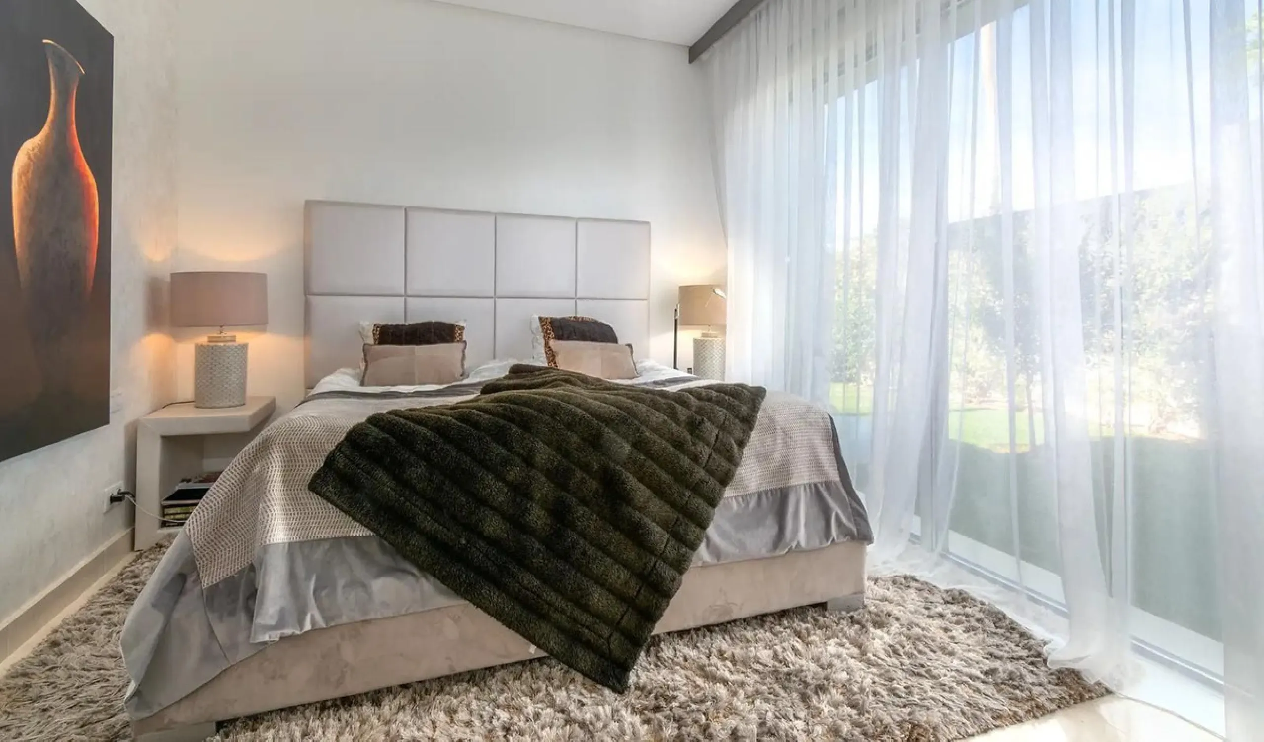 This elegant modern villa is located in the prestigious residential community of Río Real, La Finca de Marbella — just a 15-minute walk from the beach and the renowned Trocadero Arena restaurant, 5 minutes by car from Marbella's center, and 15 minutes fro
