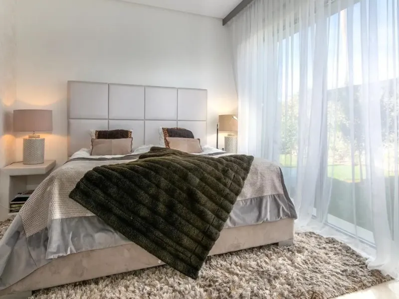 This elegant modern villa is located in the prestigious residential community of Río Real, La Finca de Marbella — just a 15-minute walk from the beach and the renowned Trocadero Arena restaurant, 5 minutes by car from Marbella's center, and 15 minutes fro