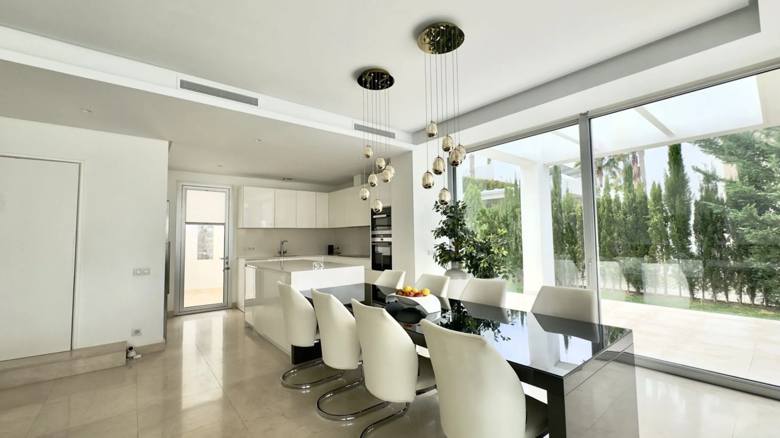 This elegant modern villa is located in the prestigious residential community of Río Real, La Finca de Marbella — just a 15-minute walk from the beach and the renowned Trocadero Arena restaurant, 5 minutes by car from Marbella's center, and 15 minutes fro