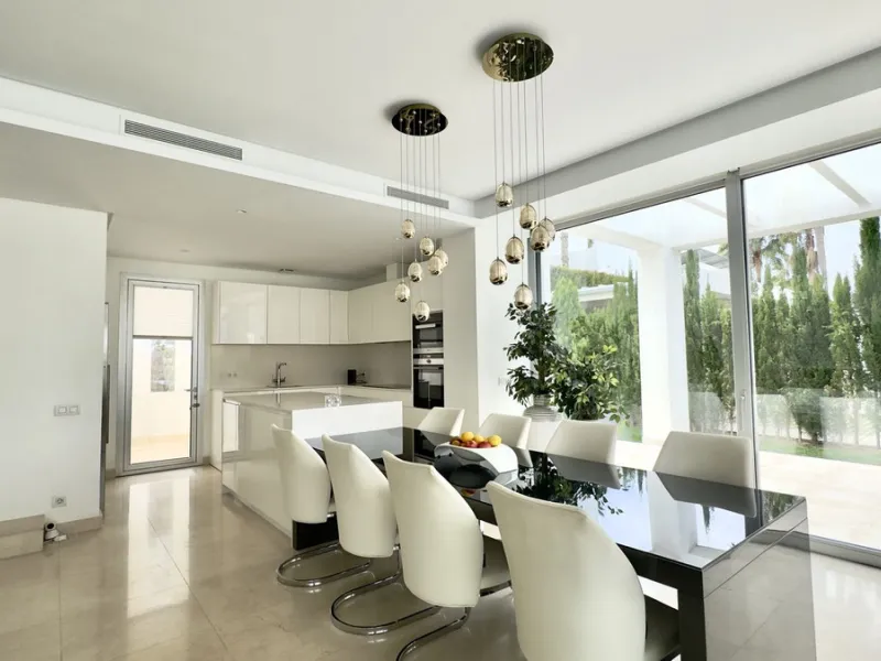 This elegant modern villa is located in the prestigious residential community of Río Real, La Finca de Marbella — just a 15-minute walk from the beach and the renowned Trocadero Arena restaurant, 5 minutes by car from Marbella's center, and 15 minutes fro