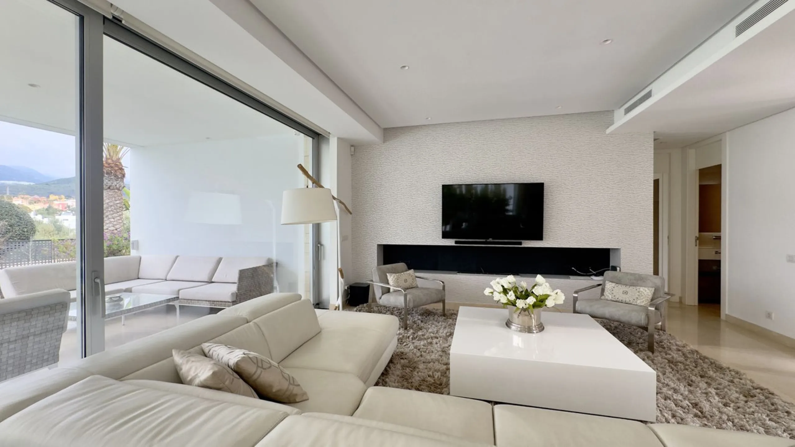 This elegant modern villa is located in the prestigious residential community of Río Real, La Finca de Marbella — just a 15-minute walk from the beach and the renowned Trocadero Arena restaurant, 5 minutes by car from Marbella's center, and 15 minutes fro