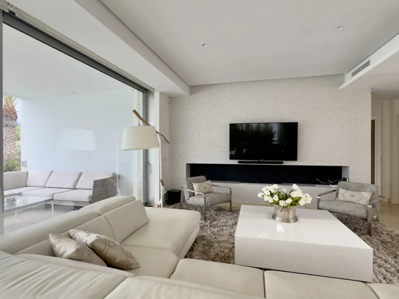 This elegant modern villa is located in the prestigious residential community of Río Real, La Finca de Marbella — just a 15-minute walk from the beach and the renowned Trocadero Arena restaurant, 5 minutes by car from Marbella's center, and 15 minutes fro