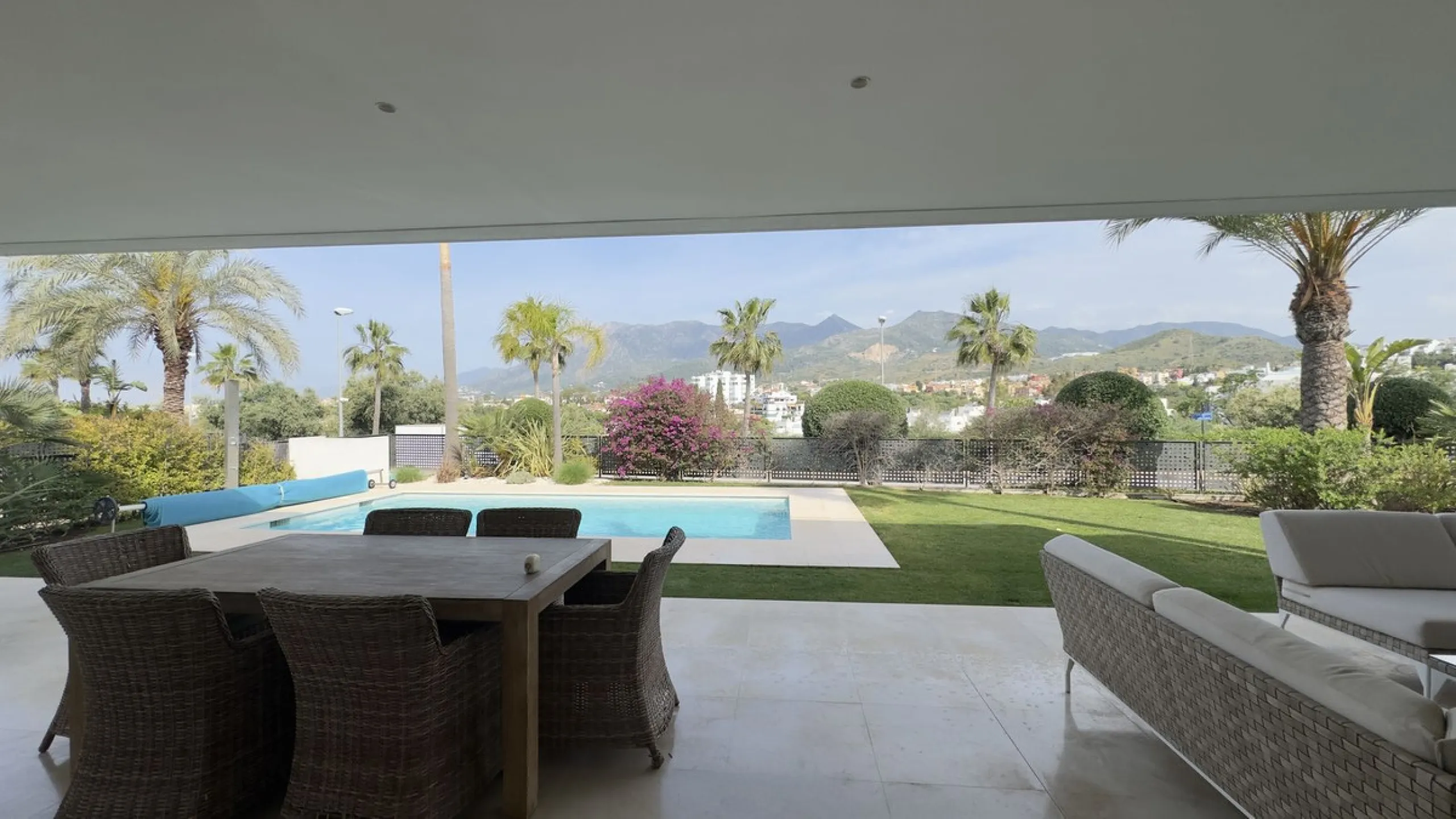 This elegant modern villa is located in the prestigious residential community of Río Real, La Finca de Marbella — just a 15-minute walk from the beach and the renowned Trocadero Arena restaurant, 5 minutes by car from Marbella's center, and 15 minutes fro