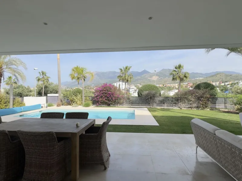 This elegant modern villa is located in the prestigious residential community of Río Real, La Finca de Marbella — just a 15-minute walk from the beach and the renowned Trocadero Arena restaurant, 5 minutes by car from Marbella's center, and 15 minutes fro