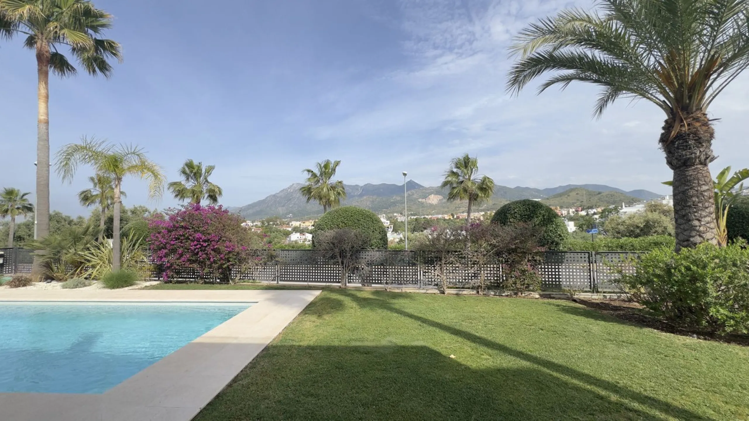 This elegant modern villa is located in the prestigious residential community of Río Real, La Finca de Marbella — just a 15-minute walk from the beach and the renowned Trocadero Arena restaurant, 5 minutes by car from Marbella's center, and 15 minutes fro