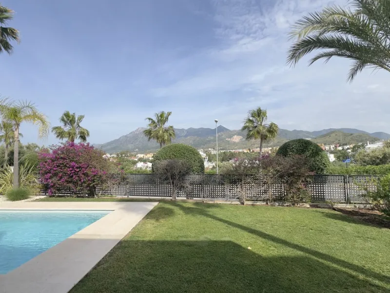 This elegant modern villa is located in the prestigious residential community of Río Real, La Finca de Marbella — just a 15-minute walk from the beach and the renowned Trocadero Arena restaurant, 5 minutes by car from Marbella's center, and 15 minutes fro