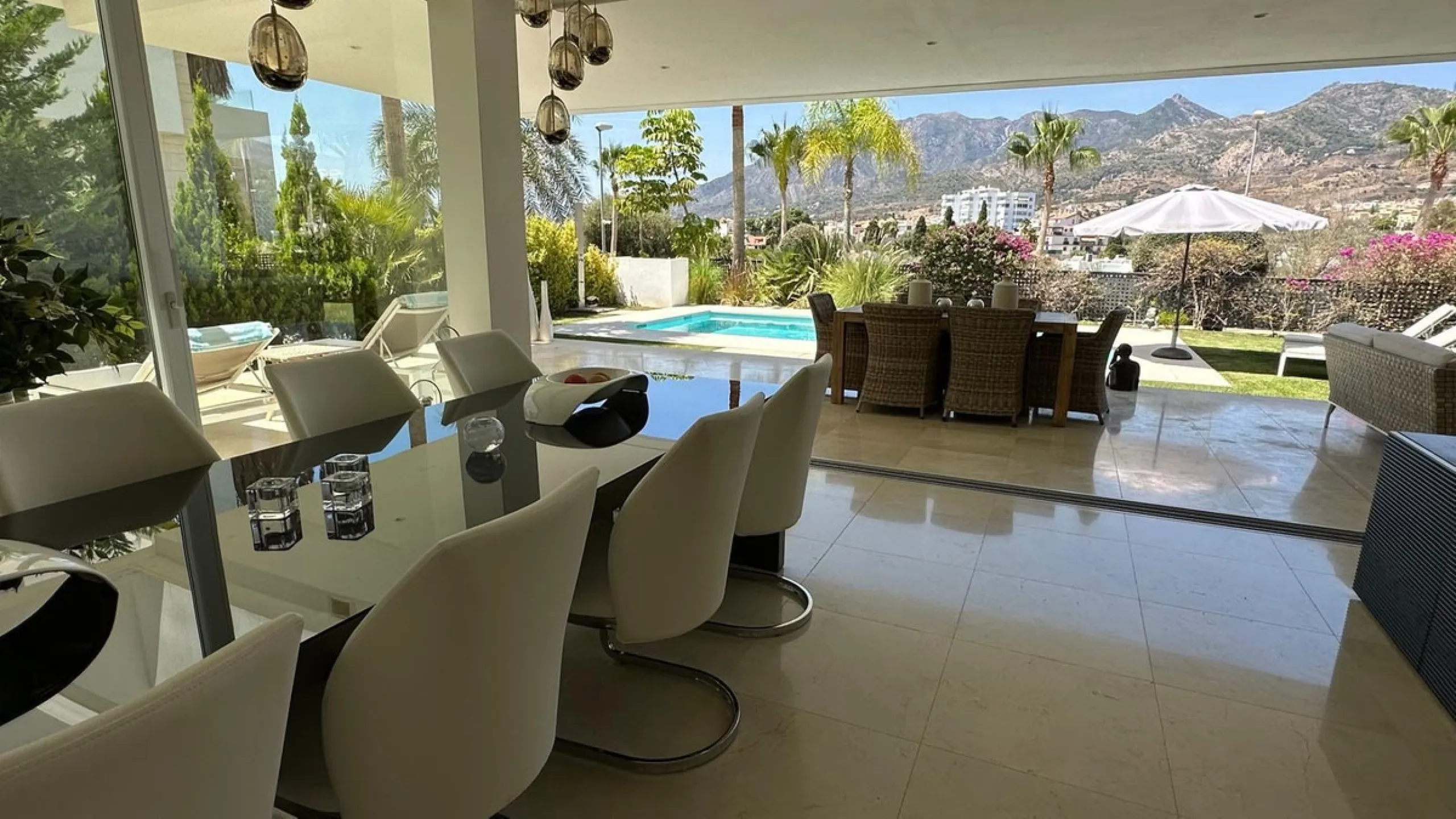 This elegant modern villa is located in the prestigious residential community of Río Real, La Finca de Marbella — just a 15-minute walk from the beach and the renowned Trocadero Arena restaurant, 5 minutes by car from Marbella's center, and 15 minutes fro