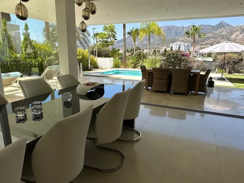 This elegant modern villa is located in the prestigious residential community of Río Real, La Finca de Marbella — just a 15-minute walk from the beach and the renowned Trocadero Arena restaurant, 5 minutes by car from Marbella's center, and 15 minutes fro