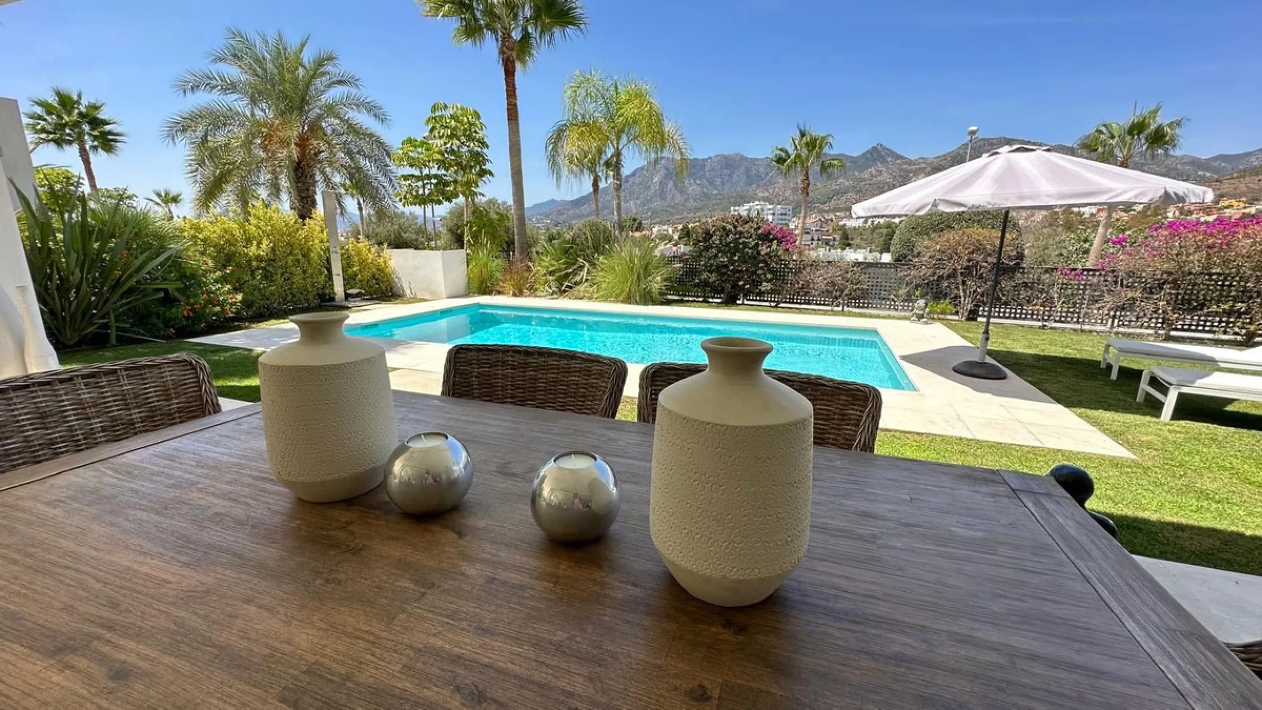 This elegant modern villa is located in the prestigious residential community of Río Real, La Finca de Marbella — just a 15-minute walk from the beach and the renowned Trocadero Arena restaurant, 5 minutes by car from Marbella's center, and 15 minutes fro