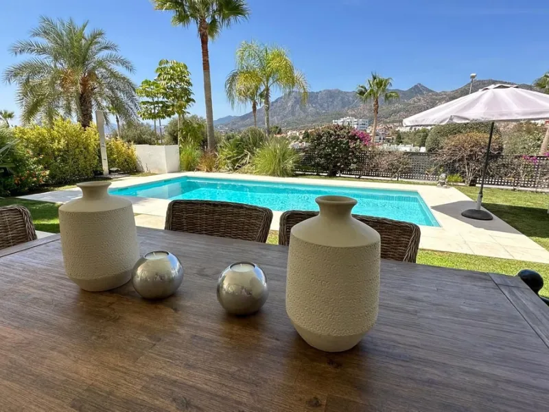 This elegant modern villa is located in the prestigious residential community of Río Real, La Finca de Marbella — just a 15-minute walk from the beach and the renowned Trocadero Arena restaurant, 5 minutes by car from Marbella's center, and 15 minutes fro
