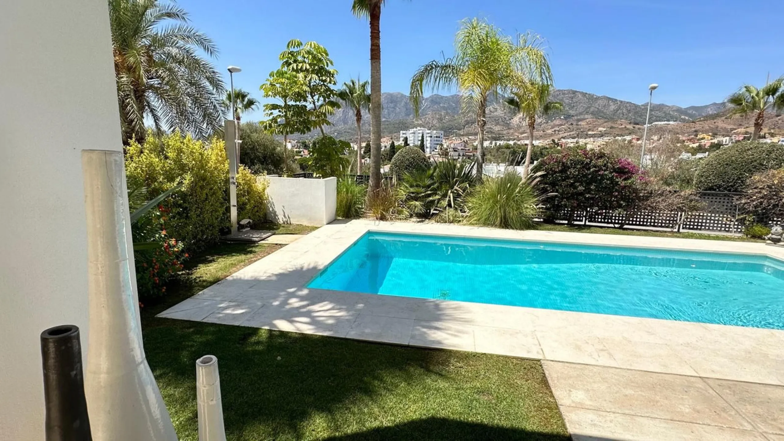 This elegant modern villa is located in the prestigious residential community of Río Real, La Finca de Marbella — just a 15-minute walk from the beach and the renowned Trocadero Arena restaurant, 5 minutes by car from Marbella's center, and 15 minutes fro